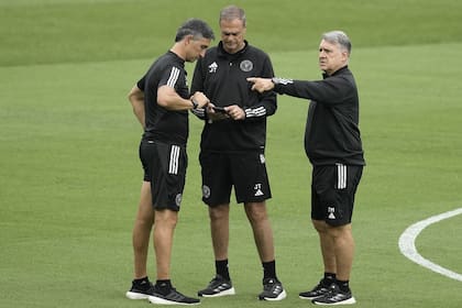 Gerardo Martino conversa con sus asistentes durante el último entrenamiento de Inter Miami en Monterrey
