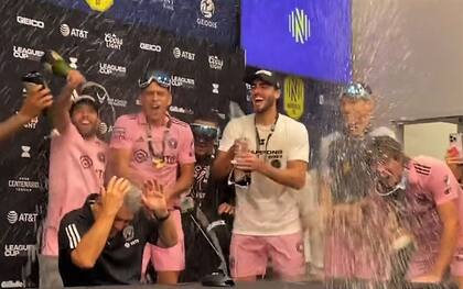 Gerardo Martino es bañado con champagne por sus jugadores en la conferencia de prensa posterior a la conquista de la Leagues Cup