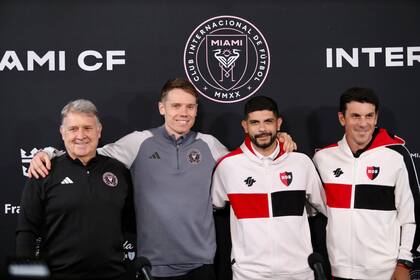 Gerardo Martino, Robert Taylor, jugador de Inter Miami, Ever Banega y Mauricio Larriera, luego de la conferencia de prensa que ofrecieron previo al duelo de este jueves