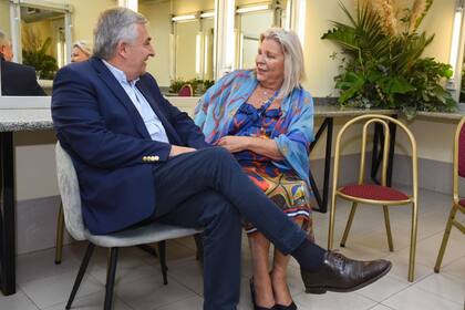 Gerardo Morales junto a Elisa Carrió en los camarines del Gran Rex