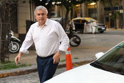 Gerardo Morales llega a la reunión en la calle Balcarce