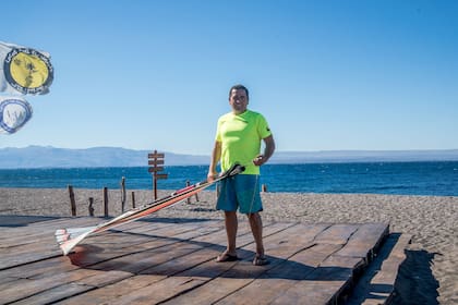 Gerardo Quintana da clases de windsurf en Lago Buenos Aires