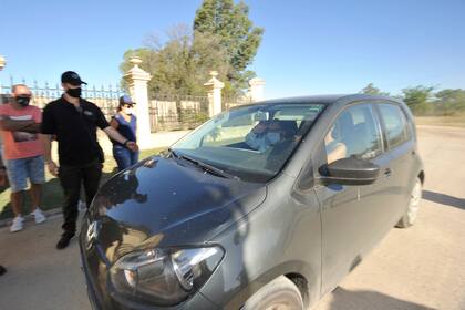 Gerardo Rozín ingresando a la boda junto a su novia