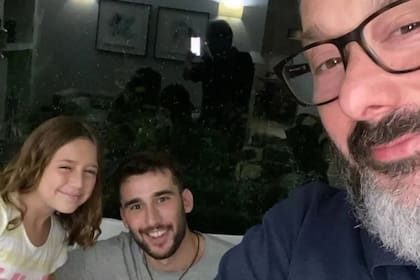 Gerardo Rozín junto a sus dos hijos