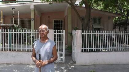 Gerardo Serra, como muchos otros vecinos de Guanta, barre a diario el frente de su casa para evitar que se acumule el polvo de la cementera