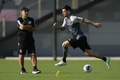 Gerardo "Tata" Martino observa los movimientos de Leo Messi en un entrenamiento; el DT convocó al rosarino para el partido con Cruz Azul, por la Leagues Cup.