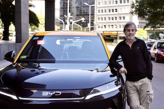 La historia del primer taxista que se animó a comprarse un auto eléctrico para trabajar