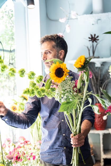 Gerardo va tres veces por semana al mercado de flores a elegir una a una las que formarán sus ramos.