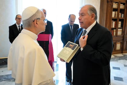 Gerardo Werthein, ministro de Relaciones Internacionales y Culto de la Argentina, le llevó al Sumo Pontífice un ejemplar de nuestro Martín Fierro, de José Hernández.