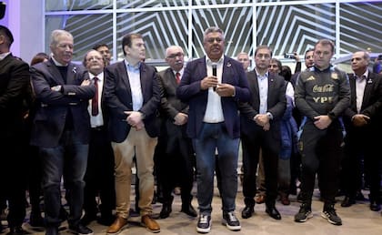Gerardo Zamora, gobernador de Santiago del Estero, Claudio "Chiqui" Tapia, presidente de la AFA, y Bernardo Romeo, coordinador de selecciones juveniles, durante la inauguración del centro de alto rendimiento deportivo de la AFA en aquella provincia