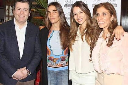 Gerardo Zamora le recordó a Juana Viale cuando participó en la inauguración del Termas Golf Club: en la foto, junto a Pampita Ardohain  y Claudia Abdala, esposa del gobernador y senadora