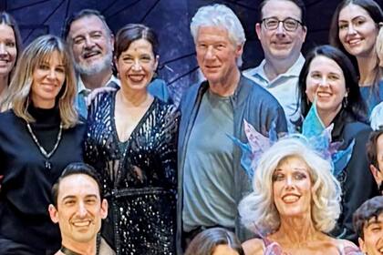 Gere y su mujer, Alejandra,
posando con la compañía de
Gypsy. En el medio de la pareja,
Marta Ribera, la actriz que
protagoniza la obra, una de las
más aclamadas de Broadway
(es el cuarto musical que dirige
Banderas).