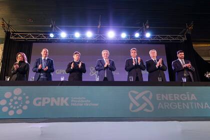 Gerez (en la punta a la derecha), durante la presentación del gasoducto Néstor Kirchner, junto con el Presidente, Massa, Royon y los gobernadores Gutiérrez (Neuquén), Kicillof (Buenos Aires) y Ziliotto (La Pampa)