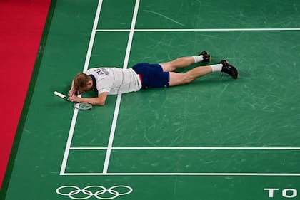 Gergely Krausz de Hungría reacciona después de un punto contra Sergey Sirant de Rusia en el partido de la fase de grupos de bádminton individual masculino durante los Juegos Olímpicos de Tokio 2020 en el Musashino Forest Sports Plaza en Tokio el 27 de julio de 2021