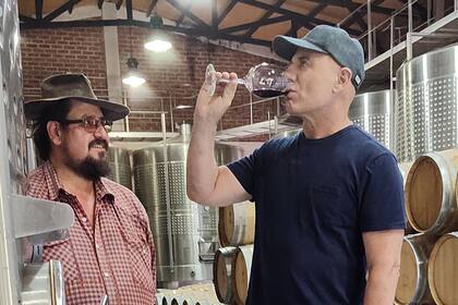 Germán Martitegui en plena faena de degustación, en una escena de Proyecto Tierras