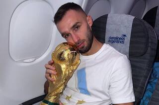 Pezzella se tatuó la Copa del Mundo pero los usuarios hallaron un error ortográfico