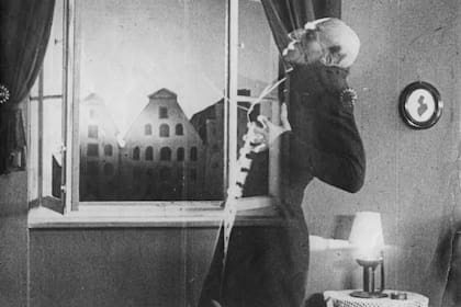 Los efectos especiales de Nosferatu -trucos de cámara de su genial director de fotografía- fueron tan influyentes como su historia y su tono