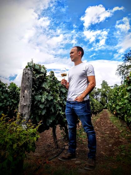Germán Buk, enólogo de Finca Las Moras, en un viñedo de San Juan