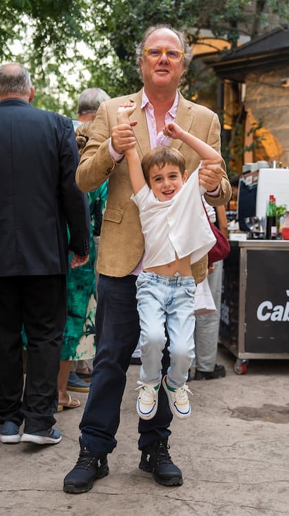 Germán Cabrales junto a su nieto