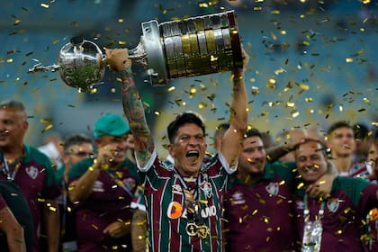 Germán Cano, argentino y goleador del torneo, levanta el trofeo de la Copa Libertadores 2023 en el estadio Maracaná, luego de que Fluminense venciera a Boca