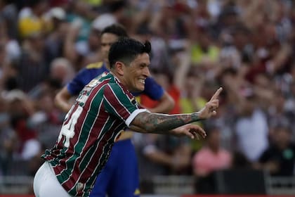 Germán Cano celebra tras anotar el primer gol de Fluminense ante Boca Juniors en la final de la Copa Libertadores