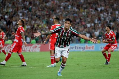 Germán Cano festeja uno de sus goles ante River, en Brasil; en esa oportunidad, el local ganó 5 a 1