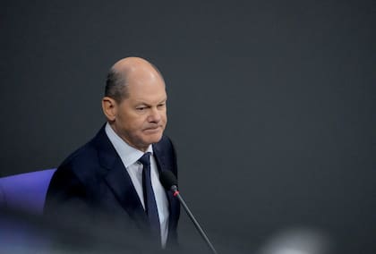 German Chancellor Olaf Scholz, left, speaks to thee lawmakers in the German parliament Bundestag in Berlin, Wednesday, Jan. 25, 2023. The German government has confirmed it will provide Ukraine with Leopard 2 battle tanks and approve requests by other countries to do the same. (Photo/Markus Schreiber)