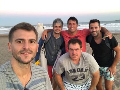 Germán con sus amigos de Lobería.
