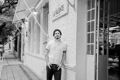 Germán en la puerta de su panadería "La valiente" ubicada en el bajo de San Isidro.