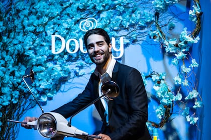 Germán Gomez prefirió posar en el espacio azul de la fragancia clásica, Brisa fresca y agua clara.