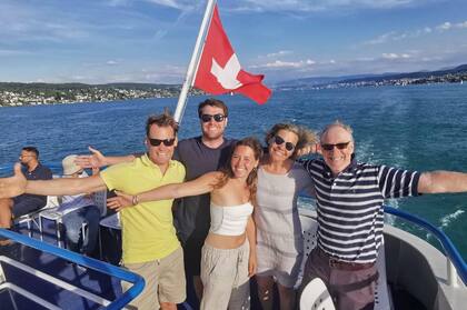 Germán junto a lo más importante: sus padres y hermanos.