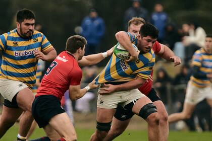 Germán Klubus no lograr frenar un avance de Hindú; el medio-scrum es uno de los pocos líderes que no son parte del brusco recambio del plantel de Pucará.