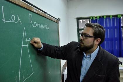 Germán López es profesor de historia del Instituto Provincial de Enseñanza Media 10 Roma y da sus clases con este lenguaje. Foto: La Voz