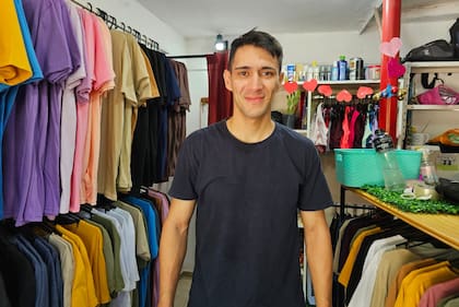 Germán Malkiewiez, en el negocio de venta de ropa en el que trabaja