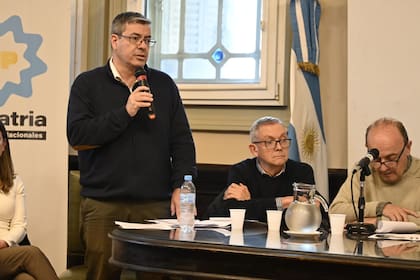 Germán Martínez, presidente del bloque de UP, al hablar en la conferencia de prensa en la que se presentó la denuncia contra Bullrich
