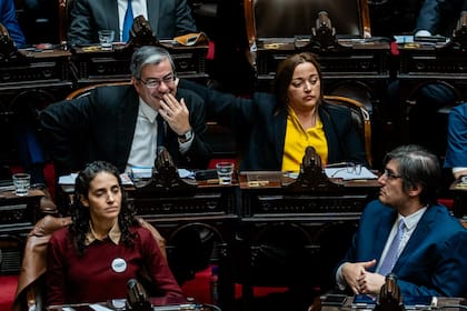 Germán Martinez y Cecilia Moureau en la presentación del informe de gestión de Manuel Adorni