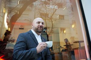 Germán Martitegui en el frente de su nuevo café en el barrio de Recoleta
