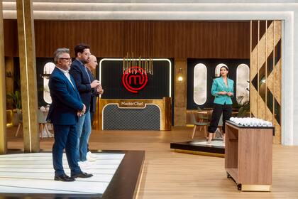 Germán Martitegui junto a Wanda Nara y sus compañeros de jurado de MasterChef
