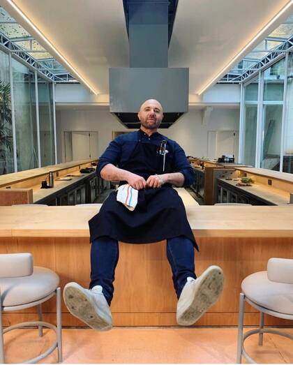 Germán Martitegui posa feliz en su restaurante "ideal" y 100% veggie, una muestra de su evolución constante.