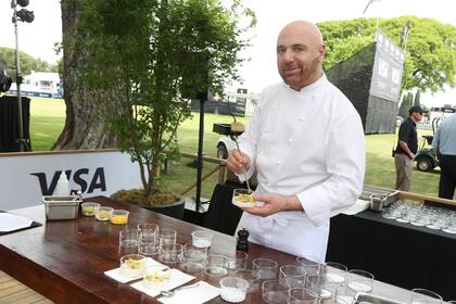 Germán Martitegui preparando el almuerzo exclusivo en el 114º Visa Open de Argentina
