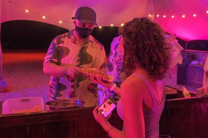 Germán Martitegui sirviéndole su exclusivo pancho a los invitados.