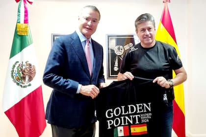 Germán Mondragón Camacho con una camiseta de Golden Point, institución que dice no tener vínculo alguno con él