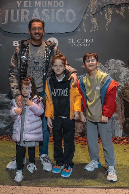 Germán Paoloski posa con
sus hijos Mia, Beltrán y León.