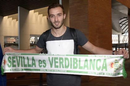 Germán Pezzella en su llegada a Sevilla