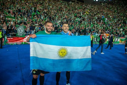 Germán Pezzella y Guido Rodríguez, dos campeones del mundo, festejan la obtención de la Copa del Rey ante Valencia, en el Estadio de la Cartuja