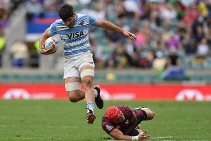 Germán Schulz elude el tackle de Folau Niua durante el partido que disputaron por el London 2022 World Rugby Sevens.