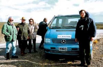 Germán Sopeña, en una de las tantas recorridas por la ruta 40, con sus compañeros el arquitecto Eugenio Ottolenghi, el comodoro( R) Ricardo Güiraldes y su señora, Ernestina Holmberg Lanusse