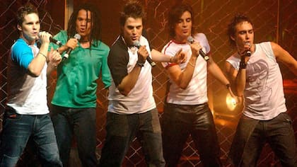 Germán Tripel (primero a la izq.) en Mambrú, la banda que salió de Popstars en 2002. A su lado, Emanuel Ntaka, Gerónimo Rauch, Pablo Silberberg y Milton Amadeo