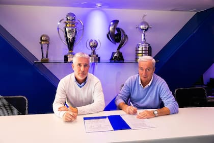 Germán Vitcop, apoderado de Forbex, y el presidente de Vélez, Fabián Berlanga, en la firma de la construcción de la cancha de agua de hockey sobre césped