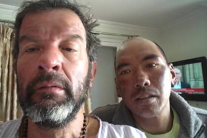 Germán y su sherpa en el hospital de Katmandú.